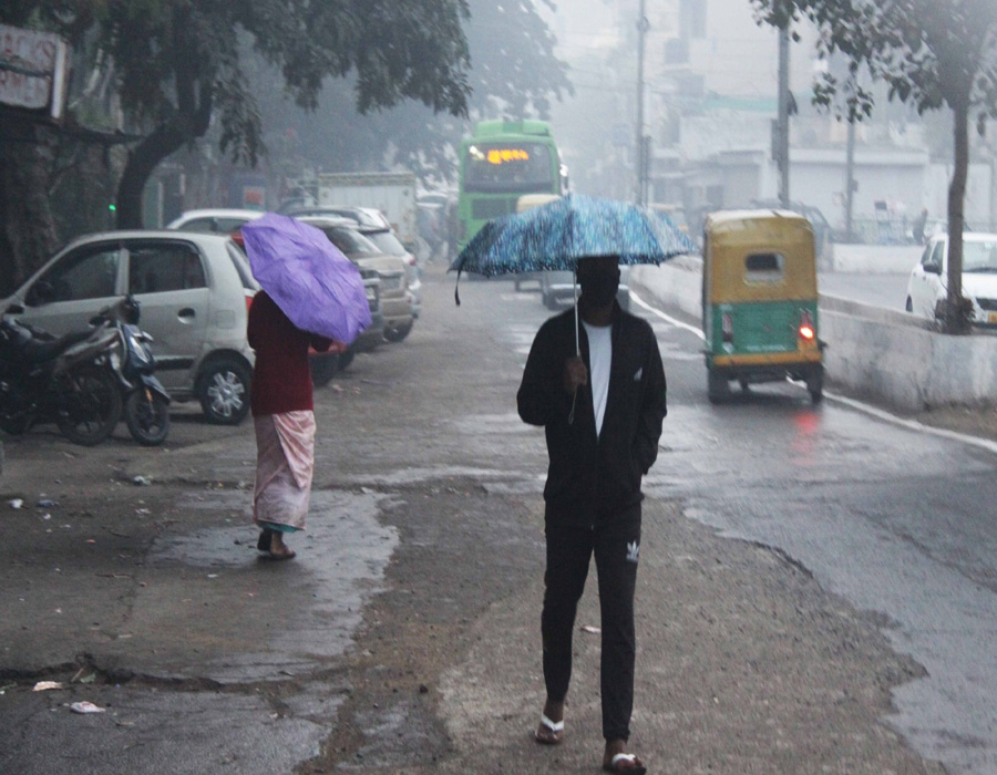 Delhi residents wake up to rain on chilly Sunday morning