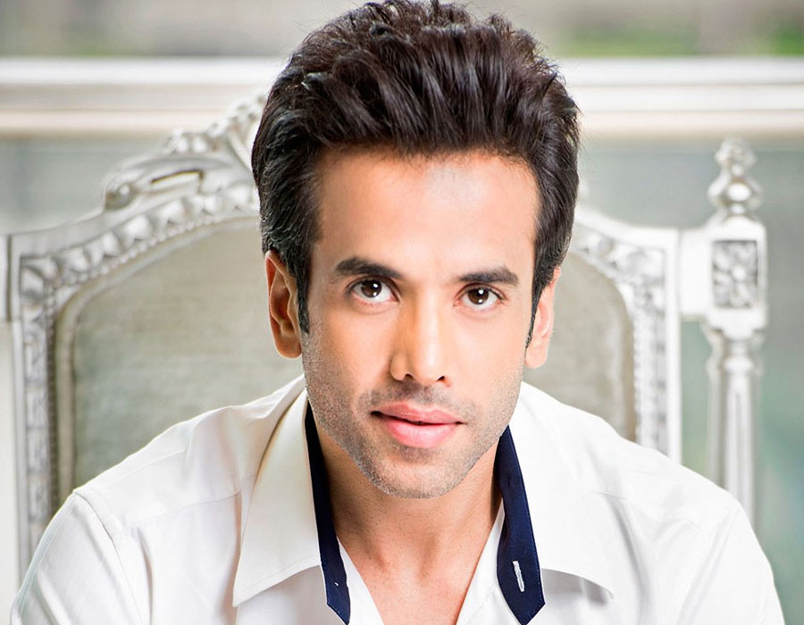 Tusshar Kapoor: Working with Naseeruddin Shah easy as he doesn't carry baggage