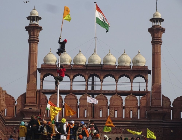 farmers swarm Red Fort, hoist pennant, security apparatus found napping