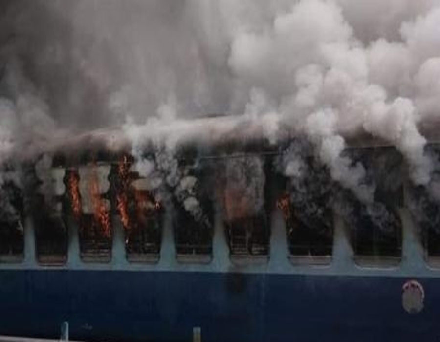 Coach of Delhi-Lucknow Shatabdi Express catches fire