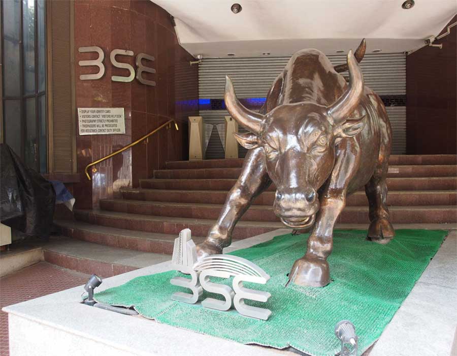Equity indices in green; banking, metal stocks up