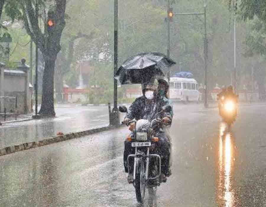 Torrential rains lash Kolkata, many areas waterlogged